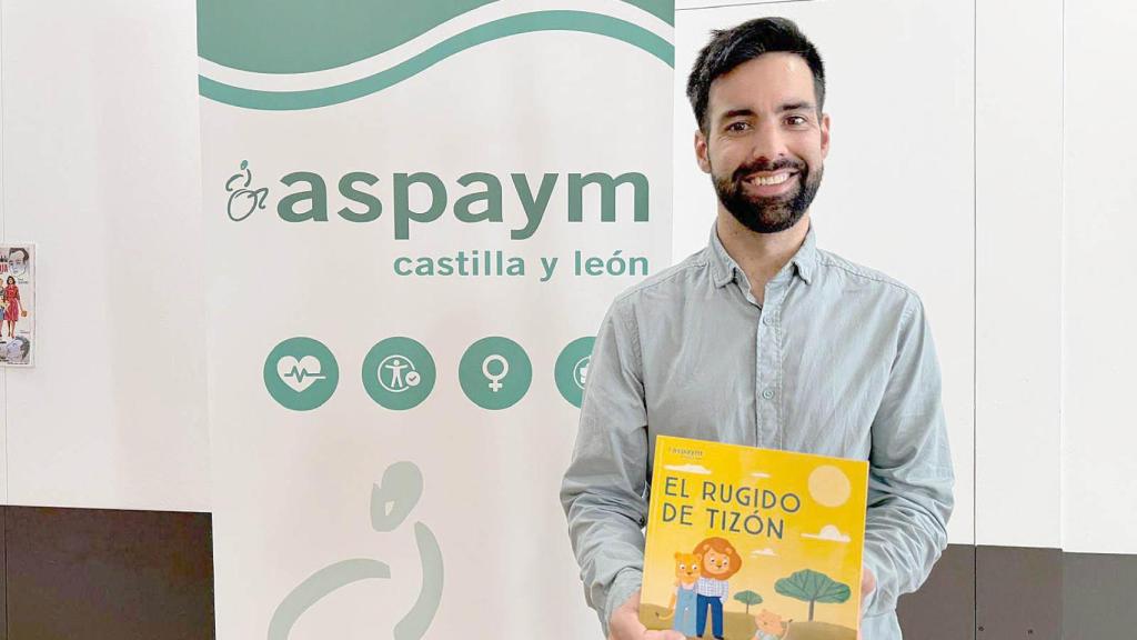 Víctor en Aspaym junto a su libro.