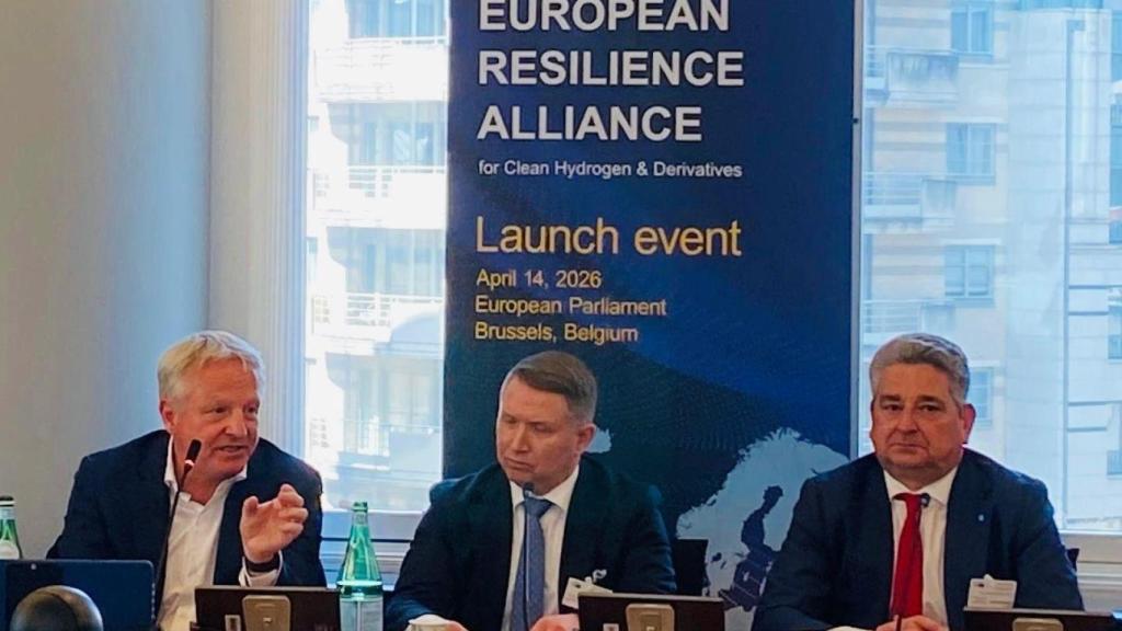 El consejero delegado de Moeve, Maarten Wetselaar, el consejero delegado de Gasgrid Finland, Olli Sipilä, y el consejero delegado de thyssenkrupp AG, Miguel López durante la presentación de la 'European Resilience Alliance' en Bruselas.