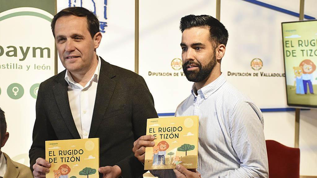 Víctor junto a Conrado Íscar, presidente de la Diputación de Valladolid, durante la presentación del libro.
