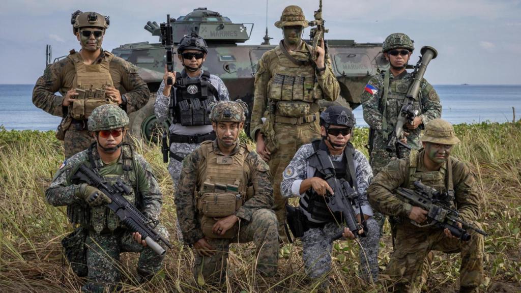 Infantes de Marina y guardacostas filipinos durante el ejercicio Balikatan 2025.