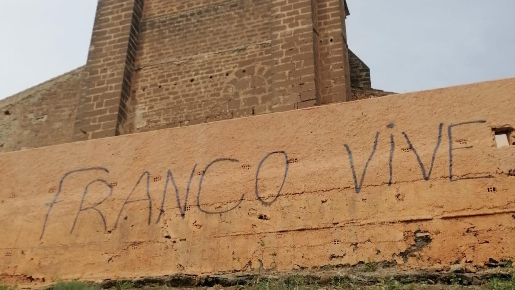 Las polémicas pintadas en la fachada del Castillo de Álora.