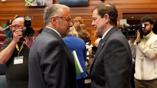 El portavoz de Vox en las Cortes, Carlos Pollán, y el presidente de la Junta en funciones, Alfonso Fernández Mañueco, se saludan en el pleno de constitución del Parlamento autonómico y de la XII Legislatura, este martes