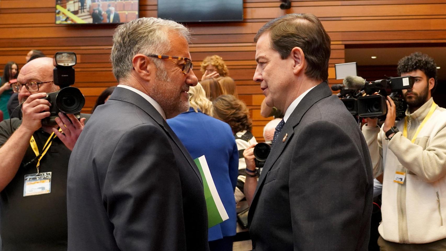 El portavoz de Vox en las Cortes, Carlos Pollán, y el presidente de la Junta en funciones, Alfonso Fernández Mañueco, se saludan en el pleno de constitución del Parlamento autonómico y de la XII Legislatura, este martes