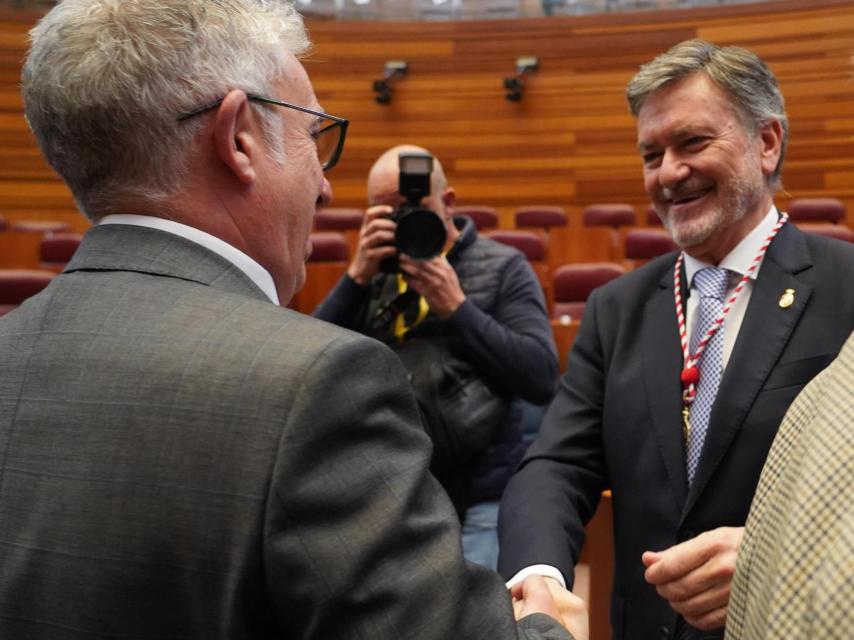 El procurador de Soria ¡Ya!, Ángel Ceña, saluda al presidente de las Cortes, Francisco Vázquez, este martes