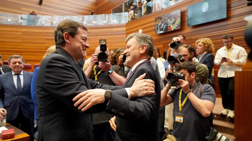 El presidente de la Junta en funciones, Alfonso Fernández Mañueco, y el nuevo presidente de las Cortes, Francisco Vázquez, se funden en un abrazo en el Parlamento autonómico, este martes
