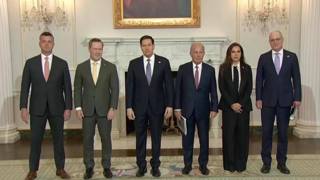 (De izquierda a derecha) El consejero del Departamento de Estado de EE. UU., Mike Needham, el embajador de EE. UU. ante la ONU, Mike Waltz, el secretario de Estado de EE. UU., Marco Rubio, el embajador de EE. UU. en el Líbano, Michel Issa, la embajadora del Líbano en EE. UU., Nada Hamadeh, y el embajador de Israel en EE. UU., Yechiel Leiter, posan para una foto antes de una reunión en el Departamento de Estado el 14 de abril de 2026.