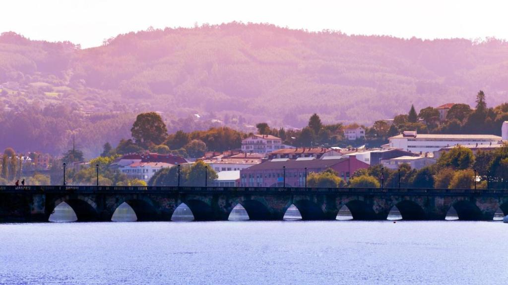 El Puente de Piedra de Pontedeume (A Coruña).