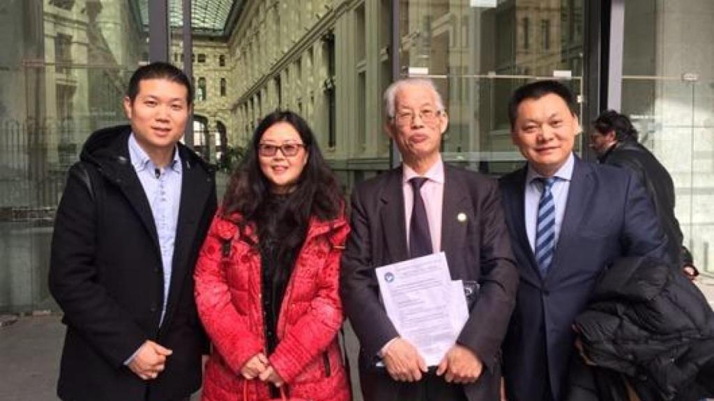 De izquierda a derecha Xu Zhenhai, Julia Zhang Zhenrong, Xu Songhua y Liu Guangxin con la carta de protesta que entregaron en el Ayuntamiento de Madrid.