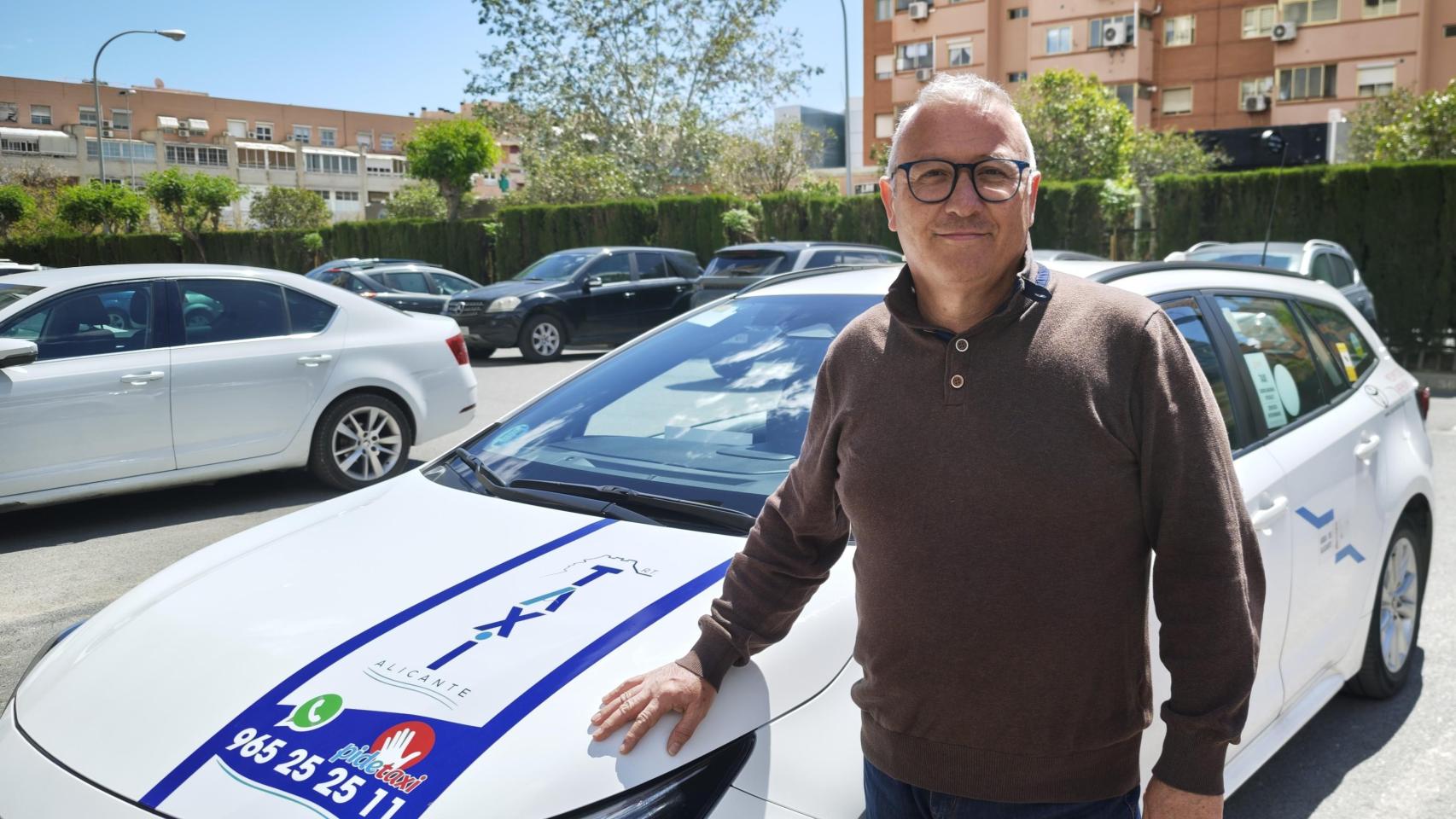 Paco Sánchez, este martes con uno de los taxis asociados.