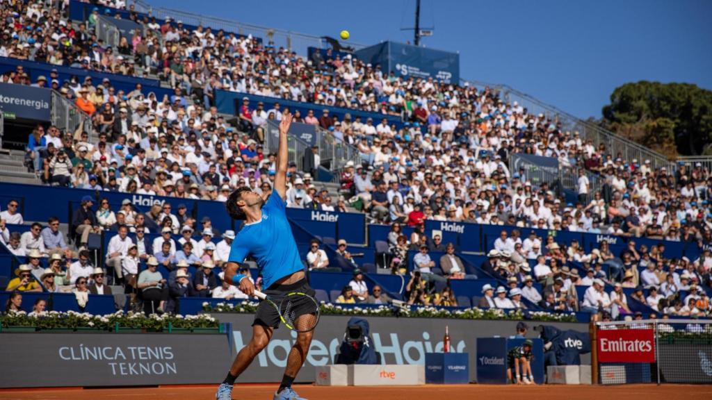 Carlos Alcaraz ejecuta un servicio en su debut en el Conde de Godó.