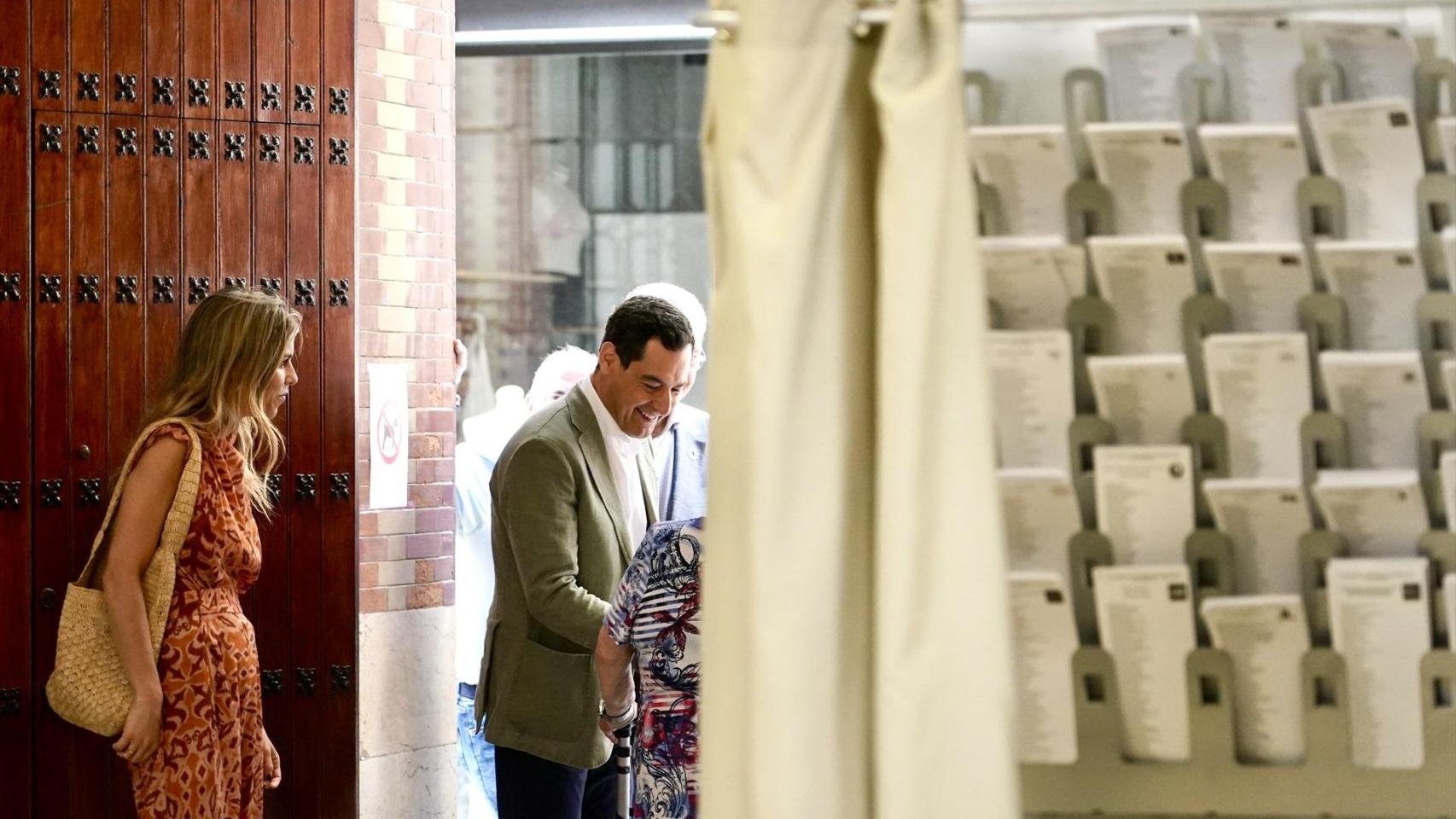 Juanma Moreno en un colegio electoral de Málaga durante los comicios europeos de 2024