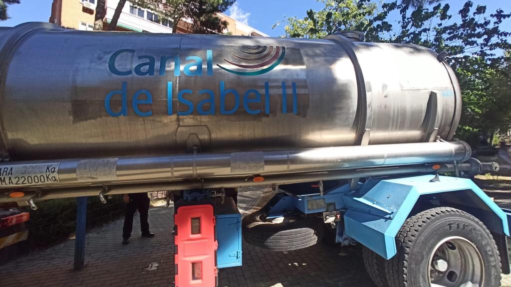 El Canal de Isabel II despliega camiones cisterna.