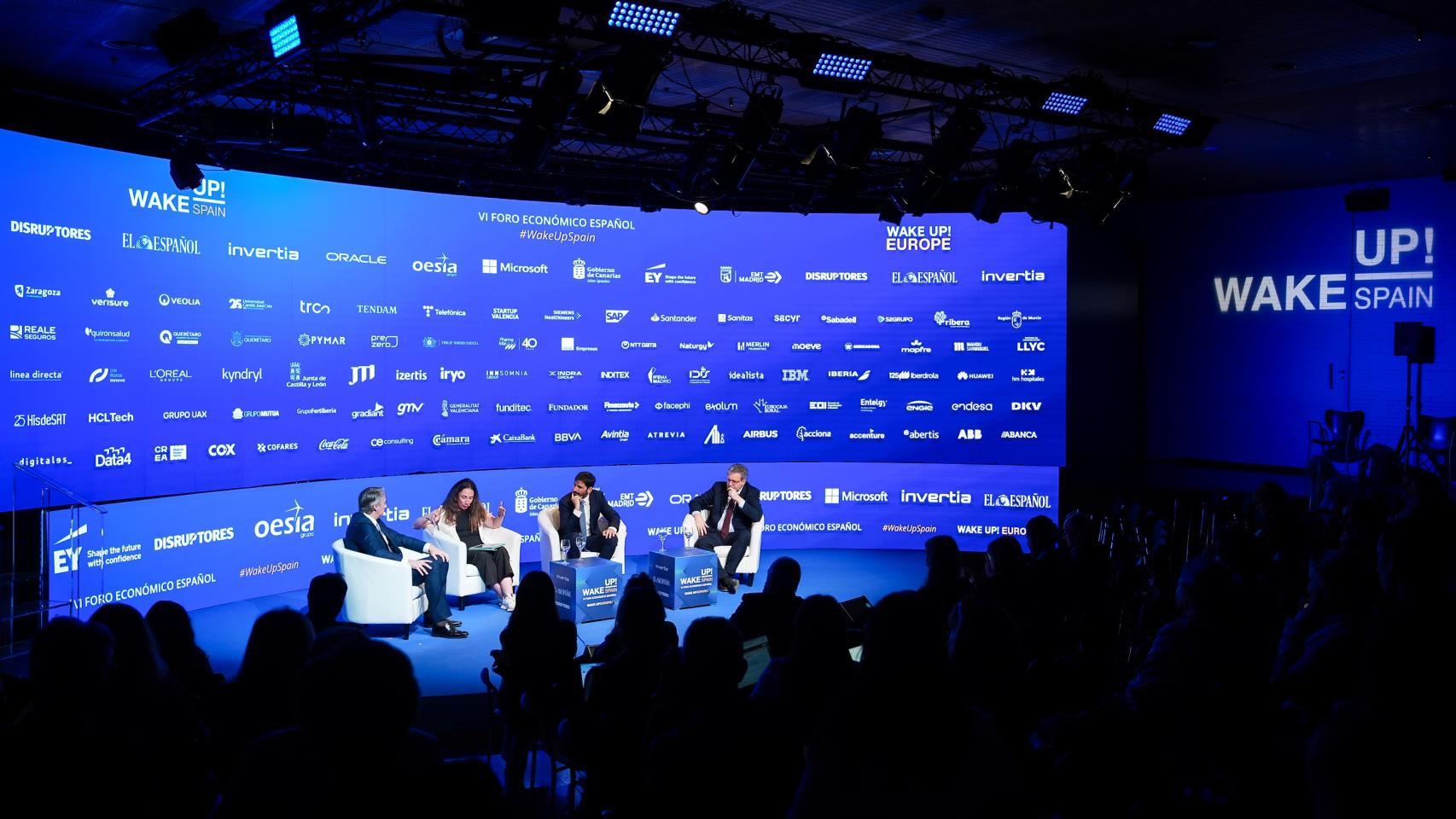 De izquierda a derecha: Íñigo de la Serna, vicepresidente del Grupo TYPSA; Irene P. Nova, redactora de Política de EL ESPAÑOL; Gonzalo Fernández, director de Infraestructuras de la Empresa Municipal de Transportes (EMT) de Madrid y José Miguel Atienza, director de la Escuela Técnica Superior de Ingenieros de Caminos, Canales y Puertos  (ETSICCP) de la Universidad Politécnica de Madrid (UPM).