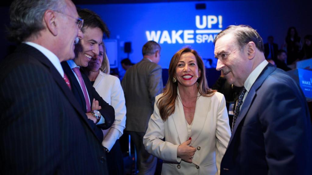 El director de EL ESPAÑOL, Pedro J. Ramírez, con el editor de EL ESPAÑOL DE ARAGÓN, Antonio Ortego, y la alcaldesa de Zaragoza, Natalia Chueca.