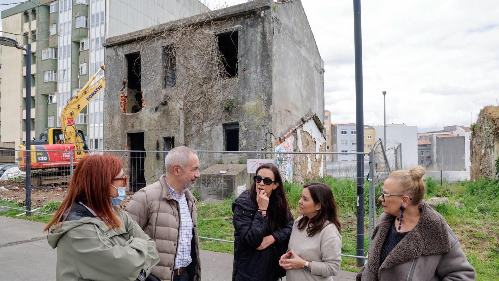 Empieza en A Coruña la demolición del edificio en ruinas en la calle Puerto Rico
