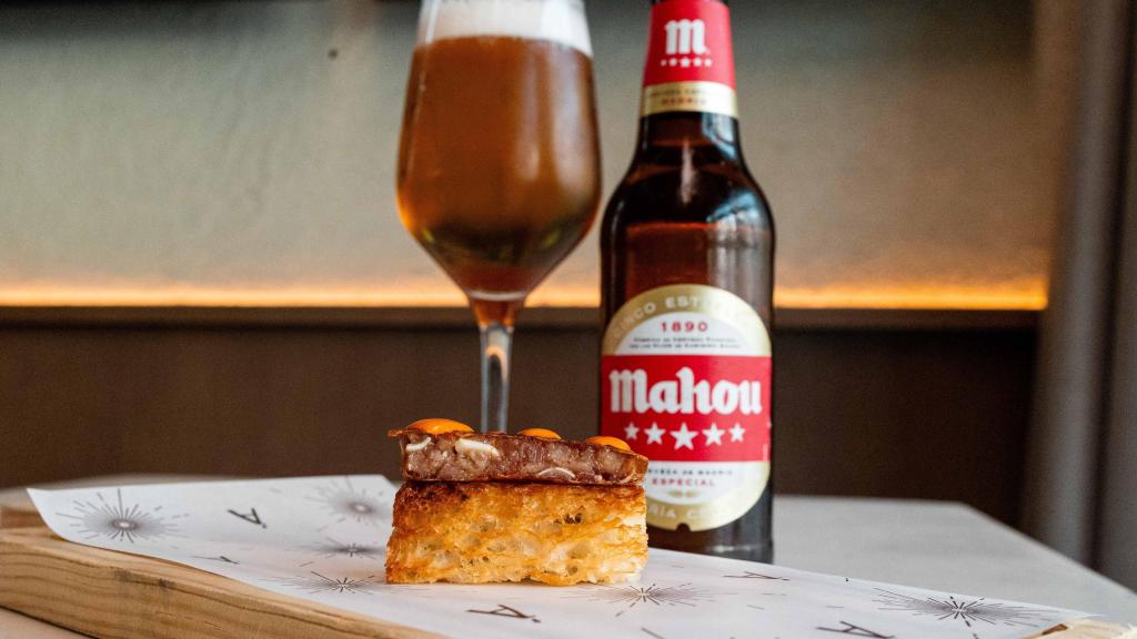 La tapa de Arzábal, brioche hojaldrado tostado con mantequilla, oreja crujiente de ibérico a la plancha y salsa brava arzabalera.