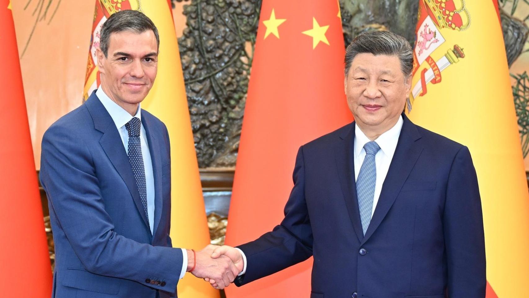 El presidente de Espala, Pedro Sánchez (i), y su homólogo chino, Xi Jinping (d).