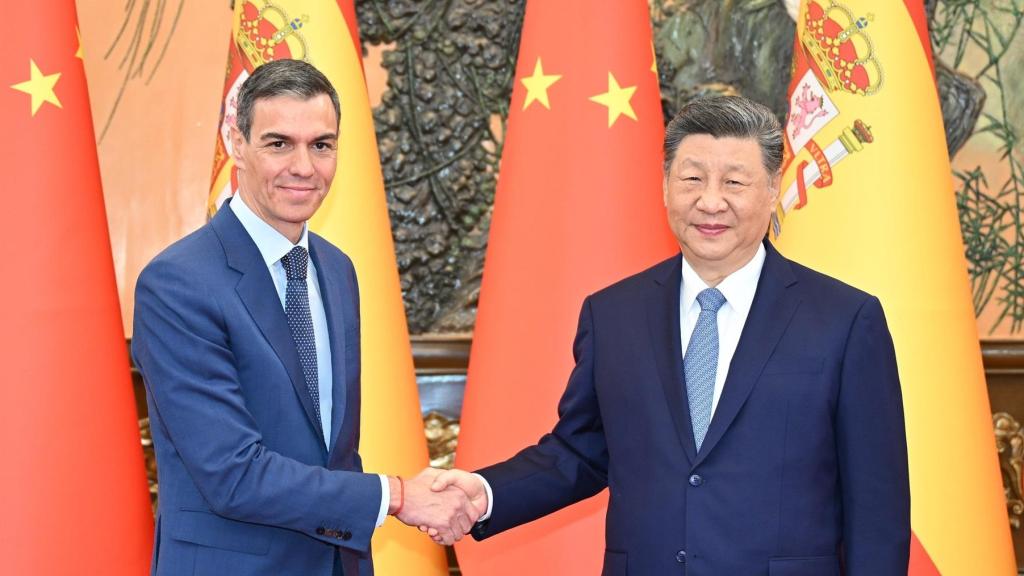 El presidente de Espala, Pedro Sánchez (i), y su homólogo chino, Xi Jinping (d).