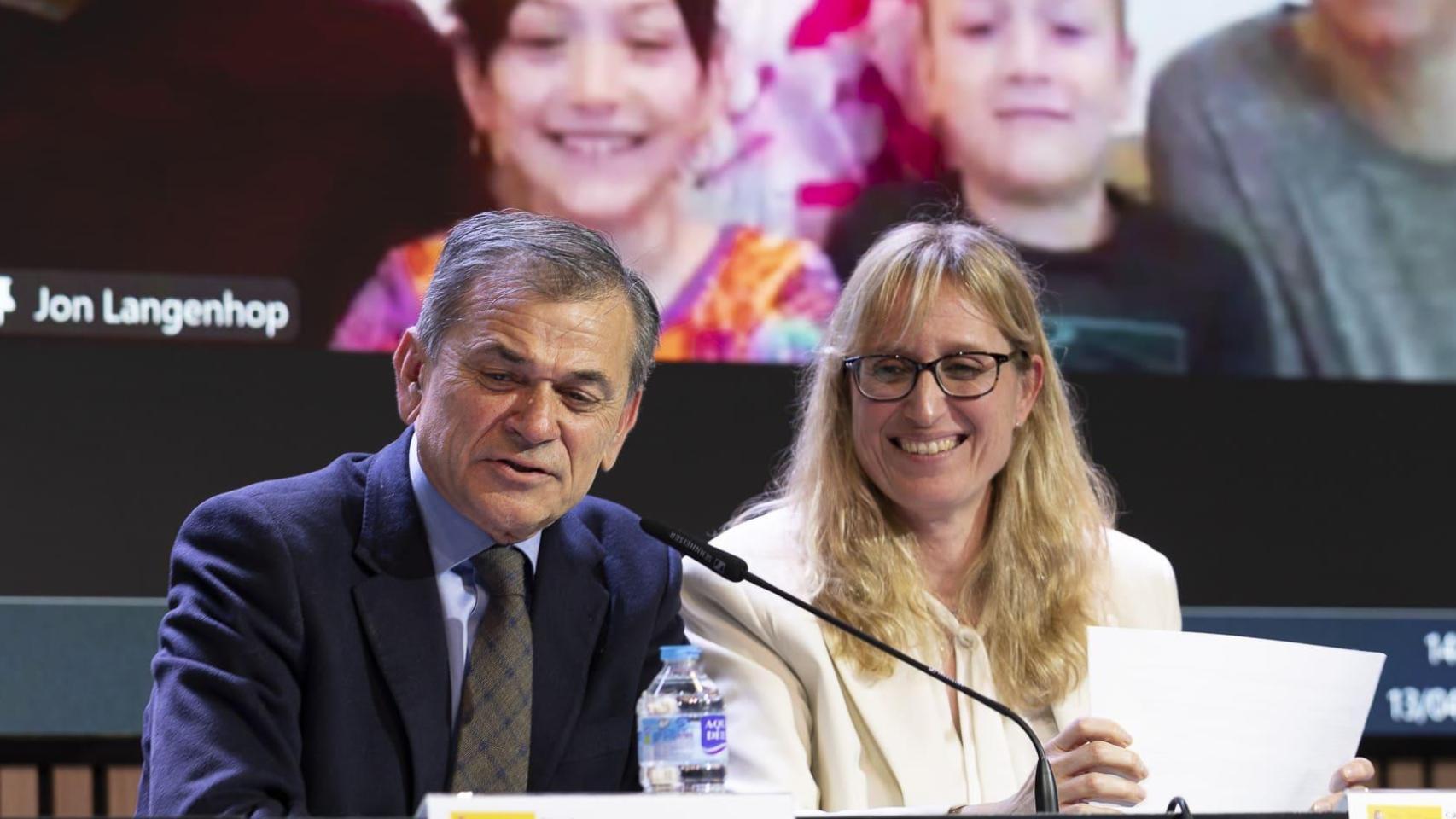 Juan Bueren y Elena Almarza, durante la presentación de la terapia.