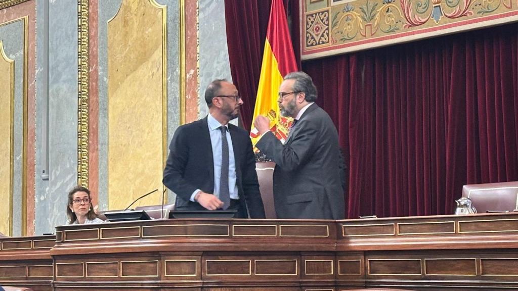 Momento en el que el diputado de Vox José María Sánchez se encara con el vicepresidente de la Cámara, Alfonso Rodríguez y Gómez de Celis, en el Pleno de la semana pasada.