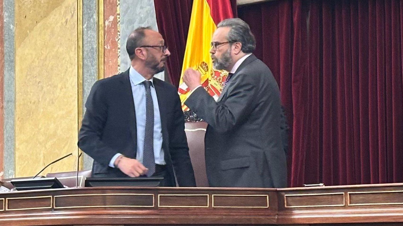 Momento en el que el diputado de Vox, José María Sánchez García, se ha encarado con el vicepresidente primero de la Cámara, Alfonso Rodríguez y Gómez de Celis, durante el Pleno de este martes.