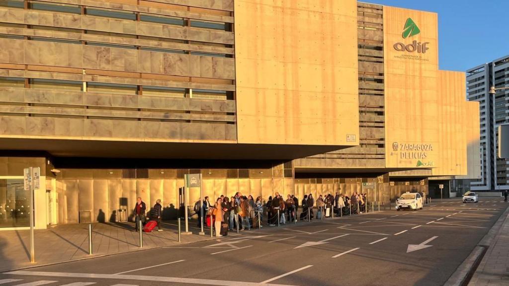 Filas a las puertas de la estación del AVE de Zaragoza a las 8.30 de ayer martes.
