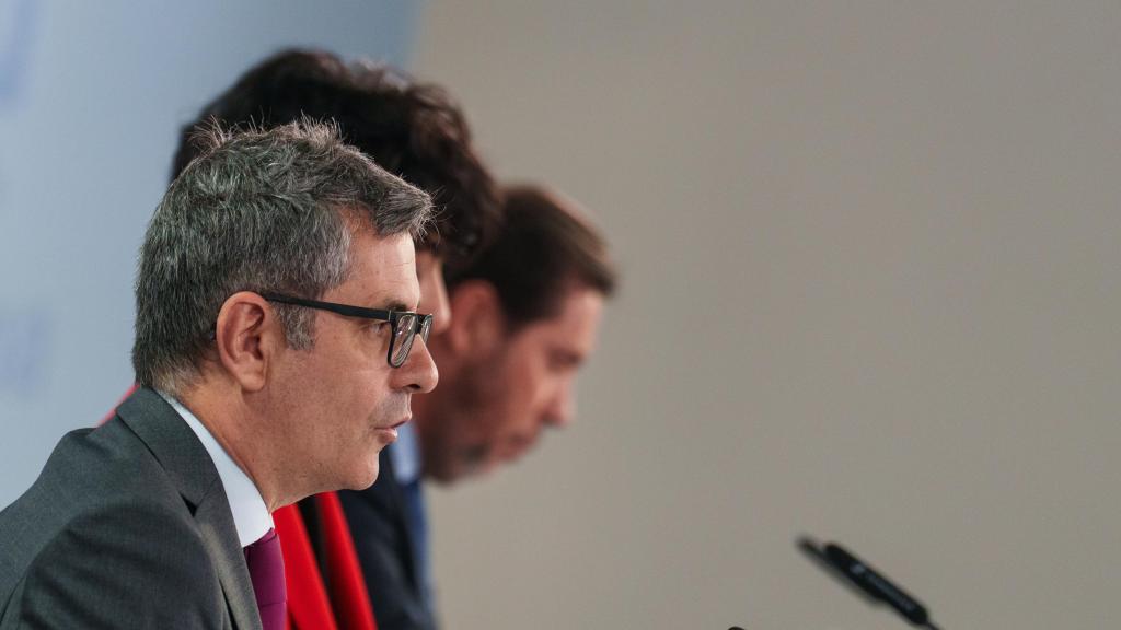 Félix Bolaños, Elma Saiz y Óscar Puente, este martes en la sala de prensa de Moncloa.