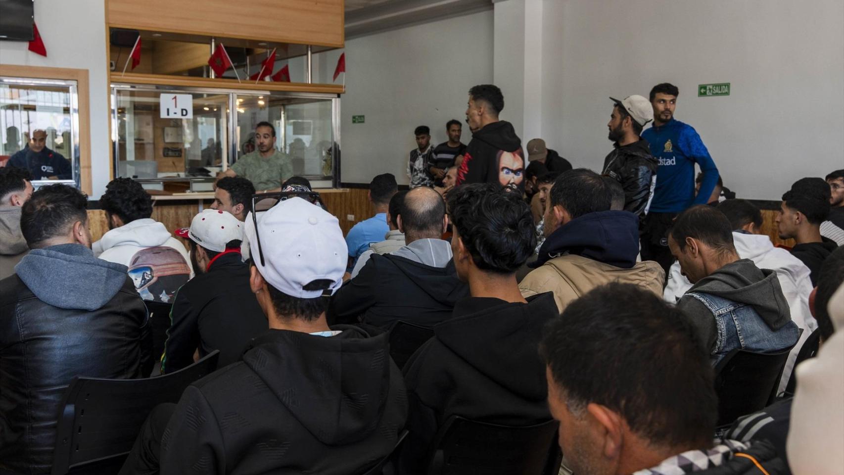 Decenas de marroquíes tratan de conseguir el certificado de penales el día que arranca la regularización en el consulado de Marruecos en Almería.