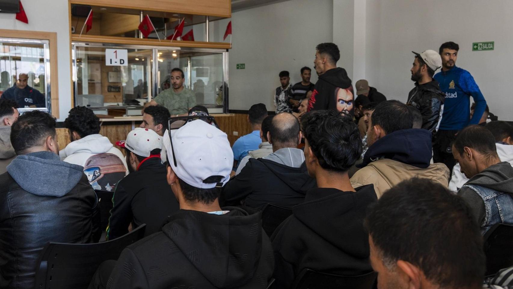 Decenas de marroquíes tratan de conseguir el certificado de penales el día que arranca la regularización en el consulado de Marruecos en Almería.