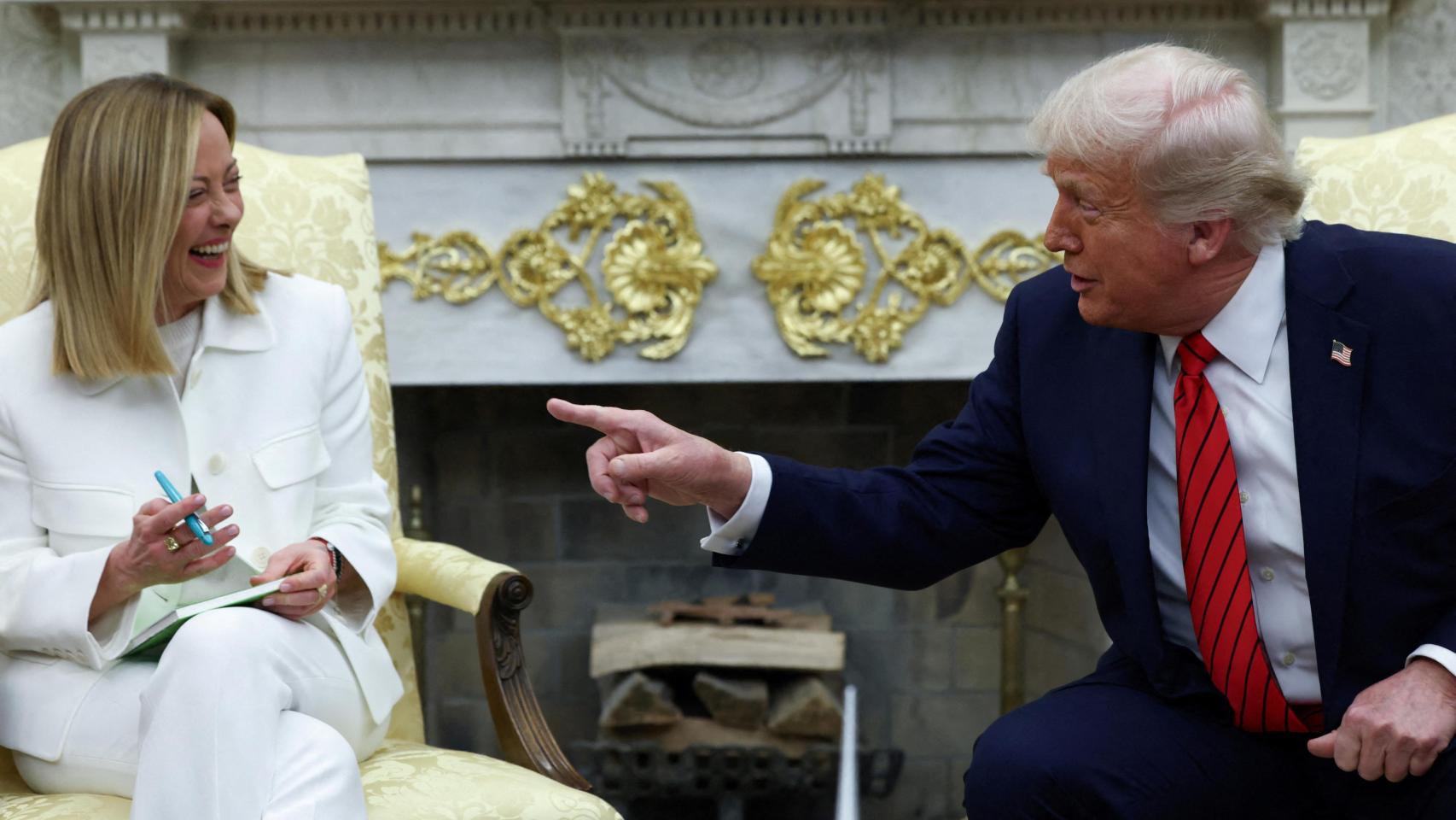 El presidente de Estados Unidos, Donald Trump, se reúne con la primera ministra italiana, Giorgia Meloni, en el Despacho Oval.