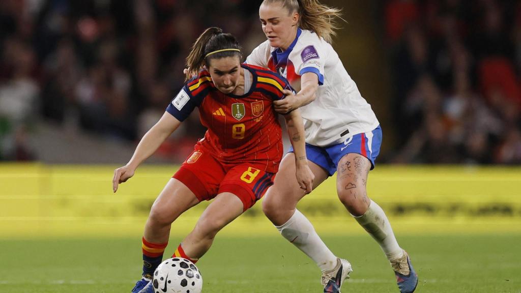 Mariona Caldentey, presionada durante el partido.