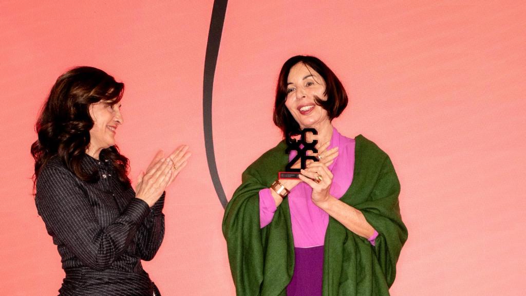 Uno de los momentos centrales de la noche fue la entrega del Premio Honorífico a la Trayectoria Profesional a la diseñadora Sybilla.