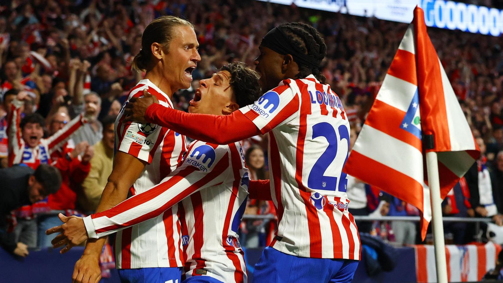 Los jugadores del Atlético de Madrid celebran el gol de Lookman ante el Barcelona.