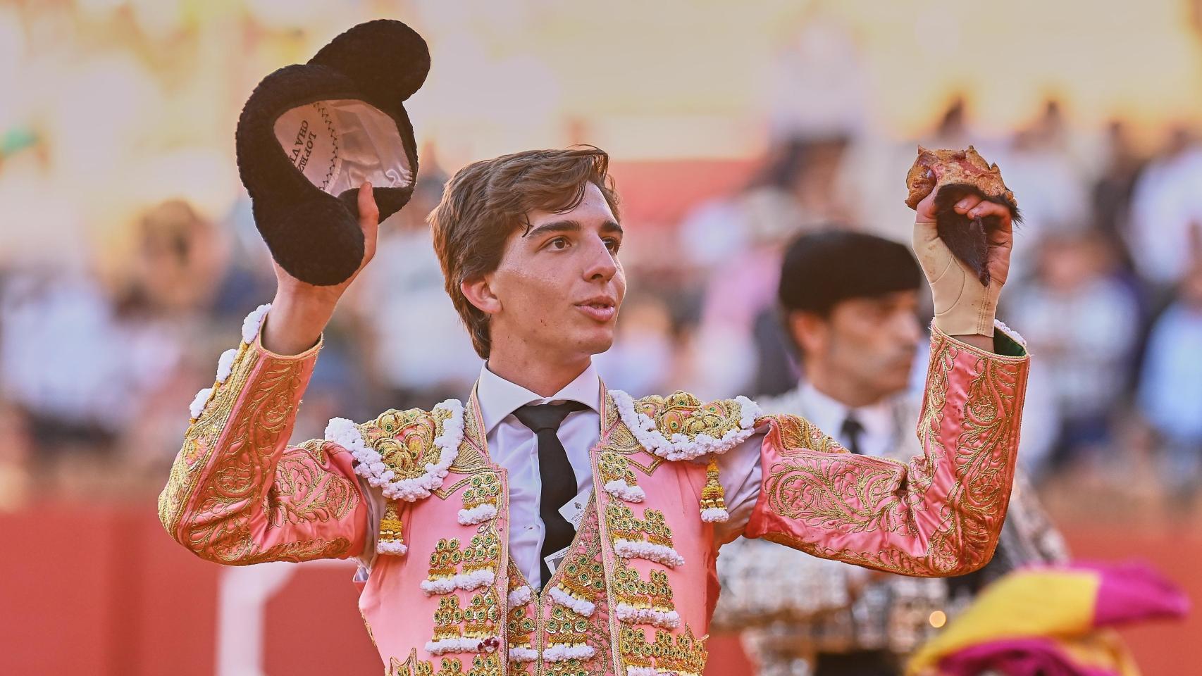 El novillero Julio Norte corta una oreja en Sevilla.