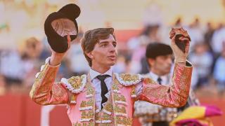 El novillero Julio Norte corta una oreja en Sevilla.