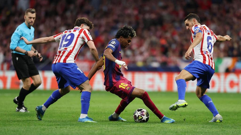 Lamine Yamal trata de marcharse entre dos rivales.