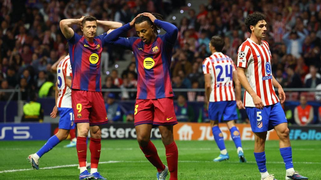Koundé y Lewandowski se lamentan.