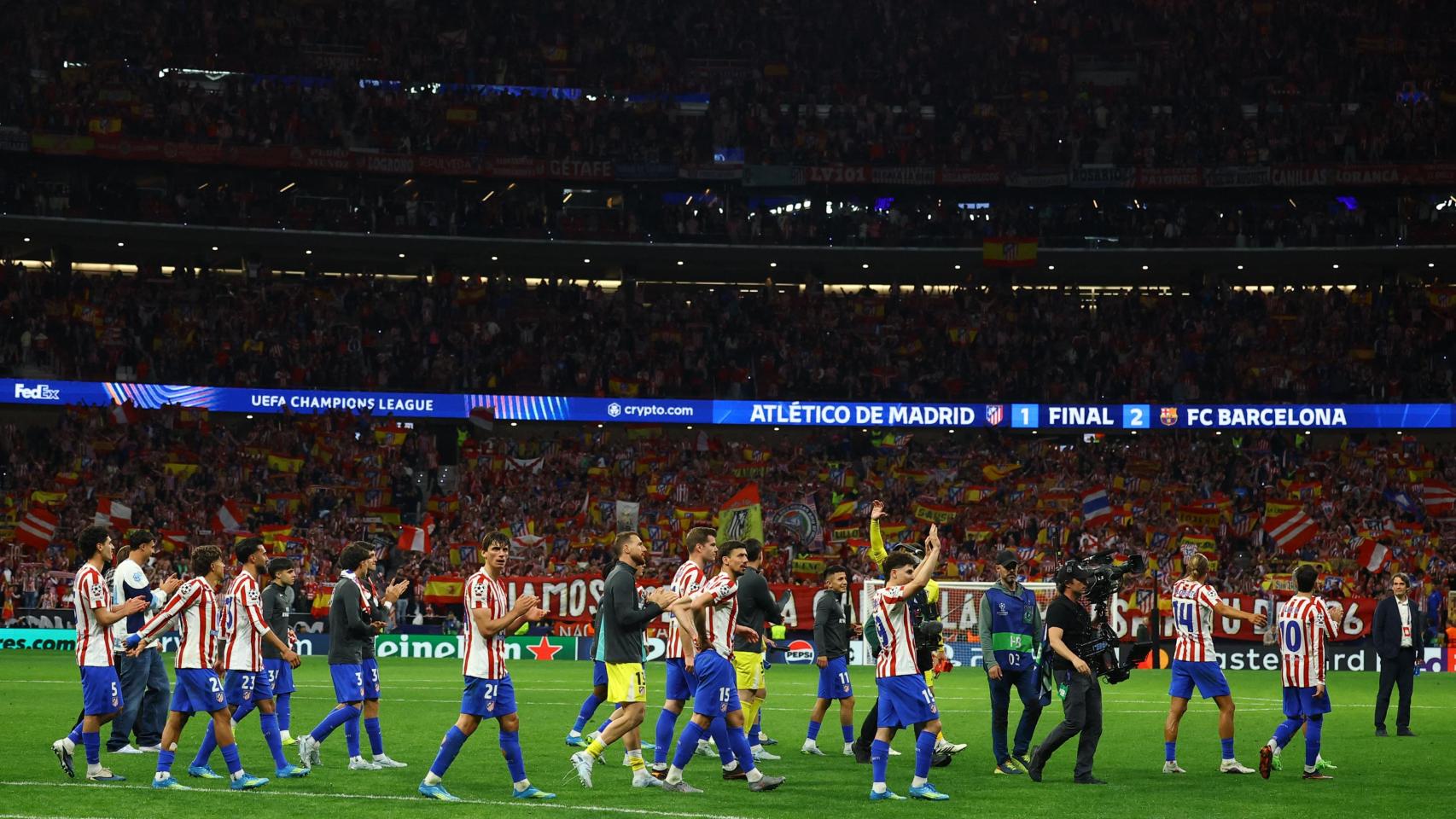 Los jugadores del Atlético dan la vuelta al campo.