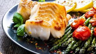 Una ración de pescado a la plancha.