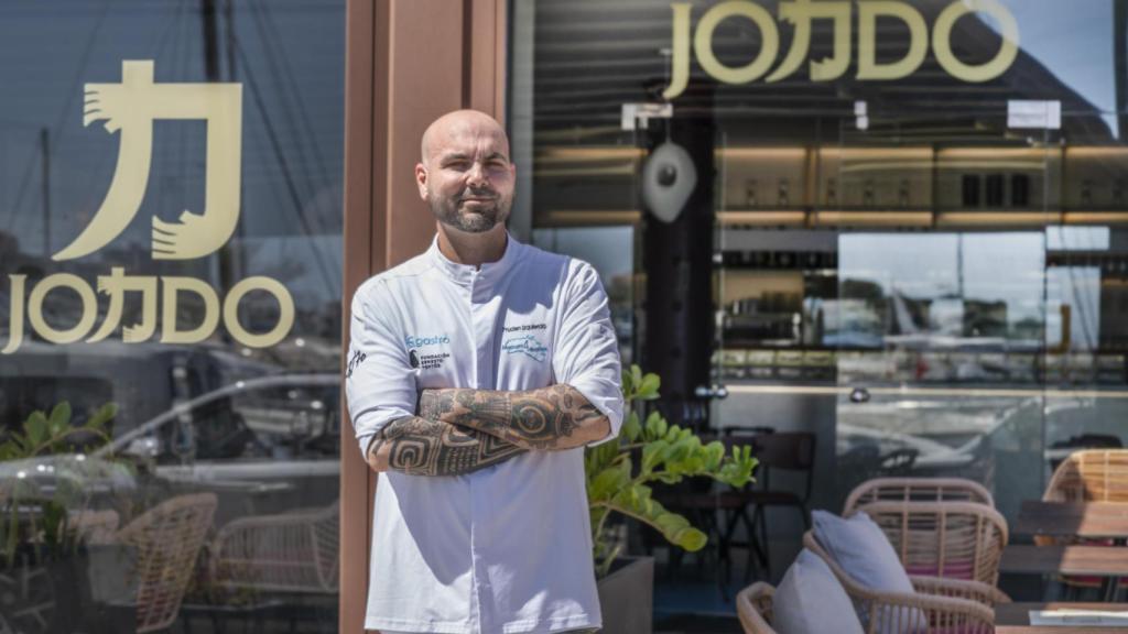 Pruden Izquierdo a las puertas de su nuevo restaurante, Jondo.