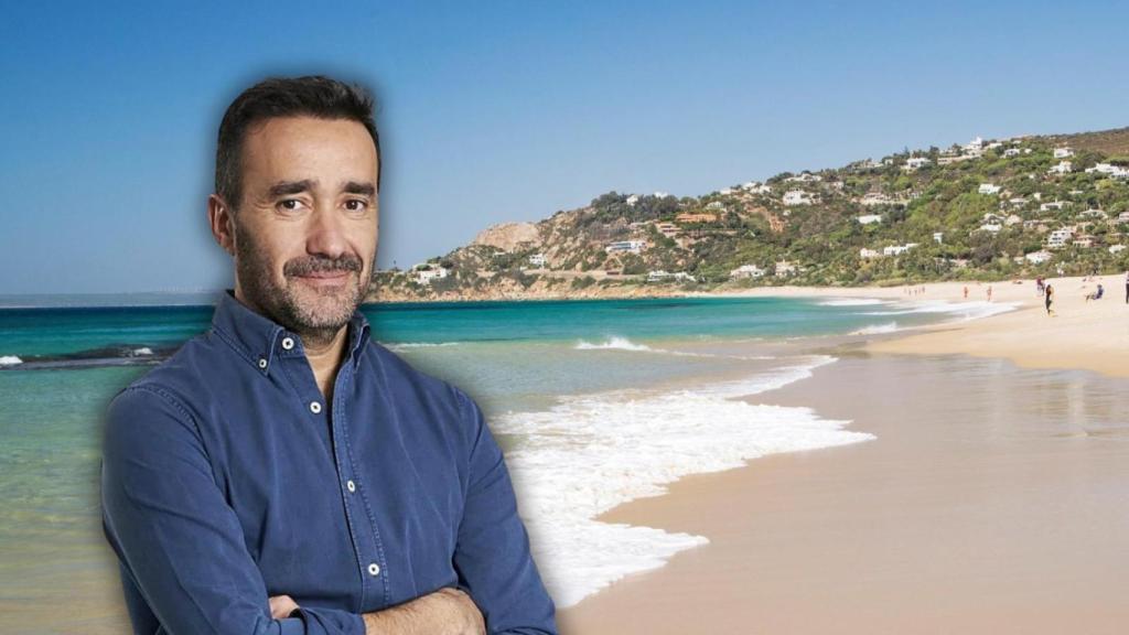 Juanma Castaño y la playa de los Alemanes en un montaje de elaboración propia.