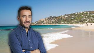 Juanma Castaño y la playa de los Alemanes en un montaje de elaboración propia.