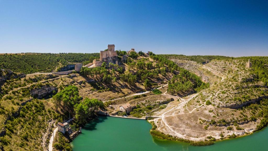 Panorámica del pueblo de Alarcón, sobre el río Júcar.