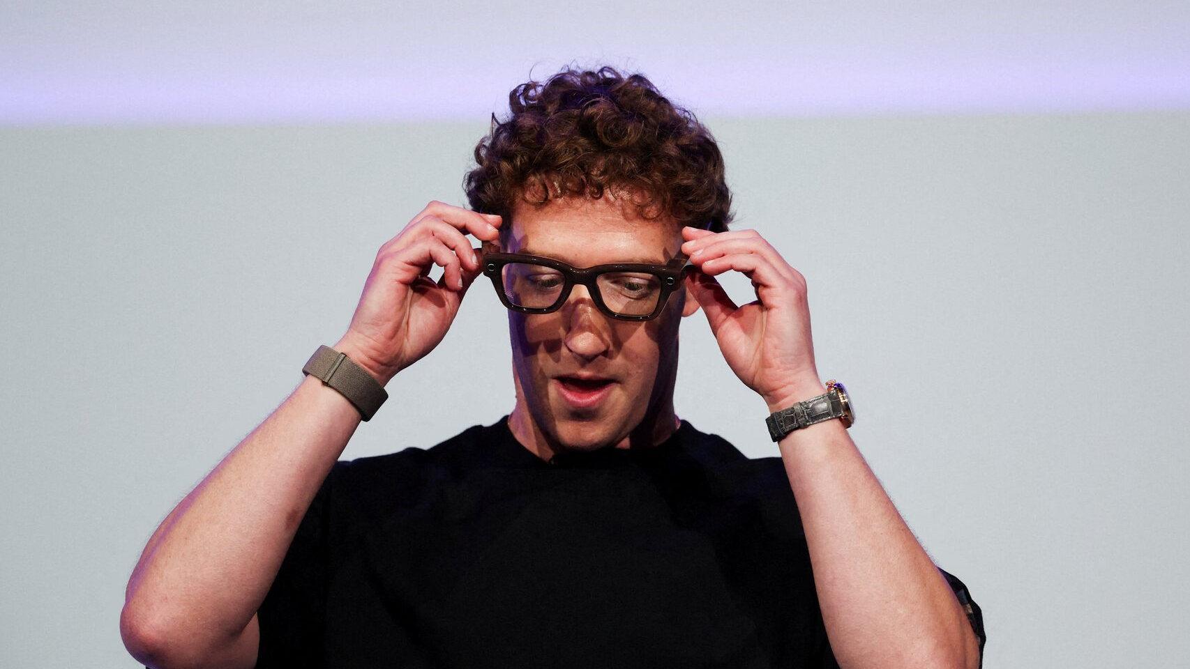 Mark Zuckerberg, CEO de Meta, probando las gafas Meta Ray-Ban