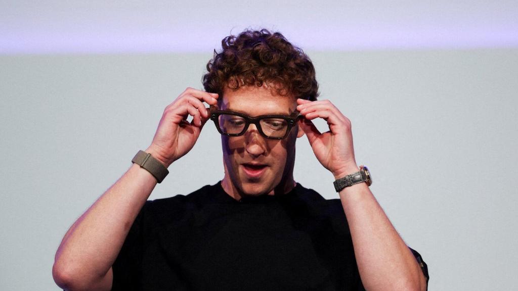 Mark Zuckerberg, CEO de Meta, probando las gafas Meta Ray-Ban