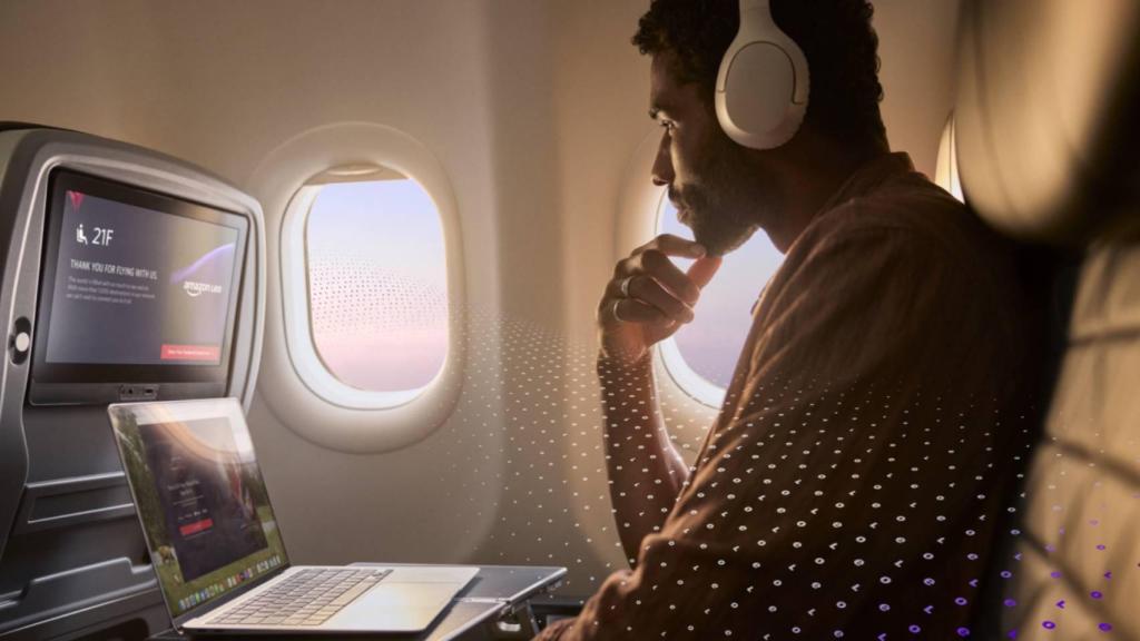 Una persona usando internet en el avión gracias a Amazon Leo.