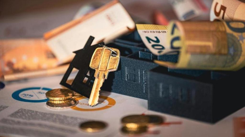 Los gastos de gestión inmobiliaria y formalización del contrato deben ser pagados por el arrendador.