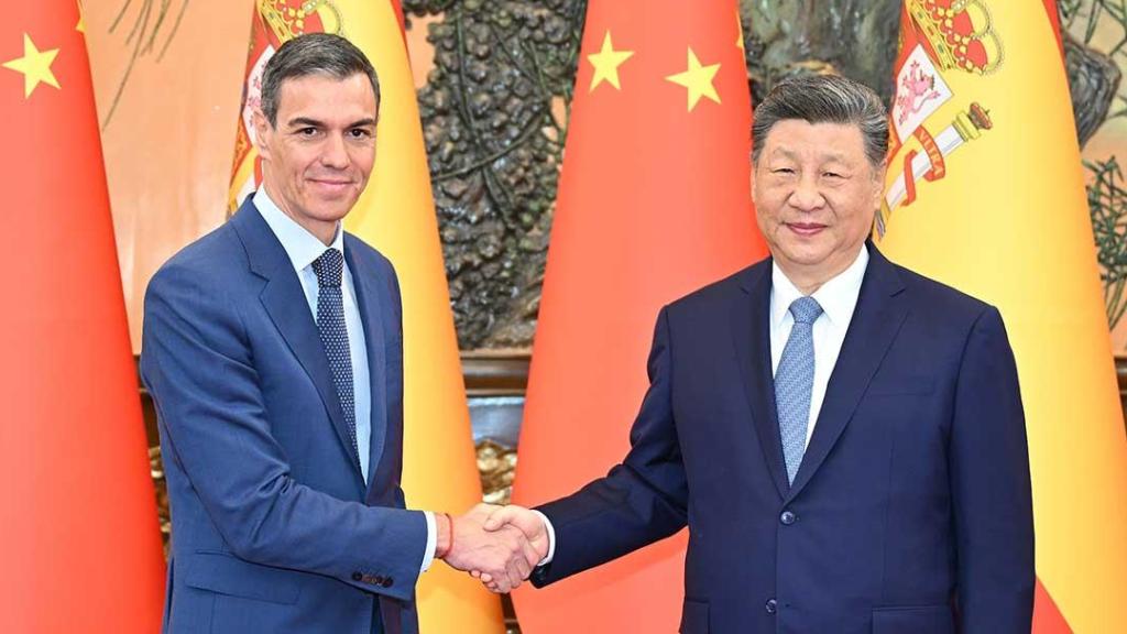 Pedro Sánchez, que ayer concluyó su viaje oficial a China, con Xi Jinping.