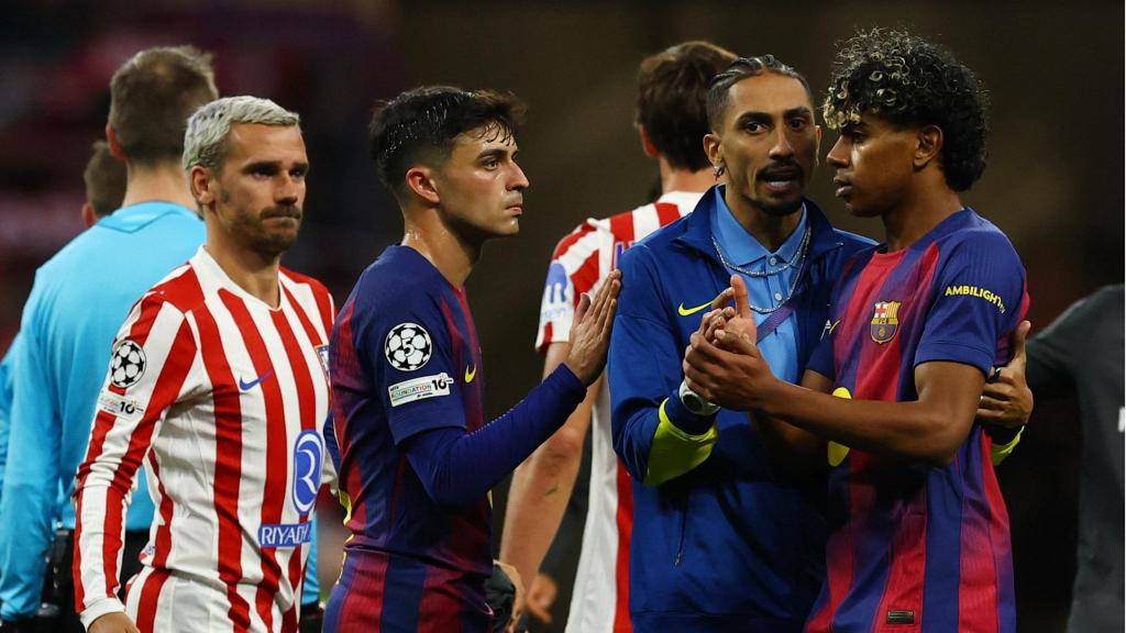 Raphinha consuela a Lamine Yamal tras la eliminación en Champions League