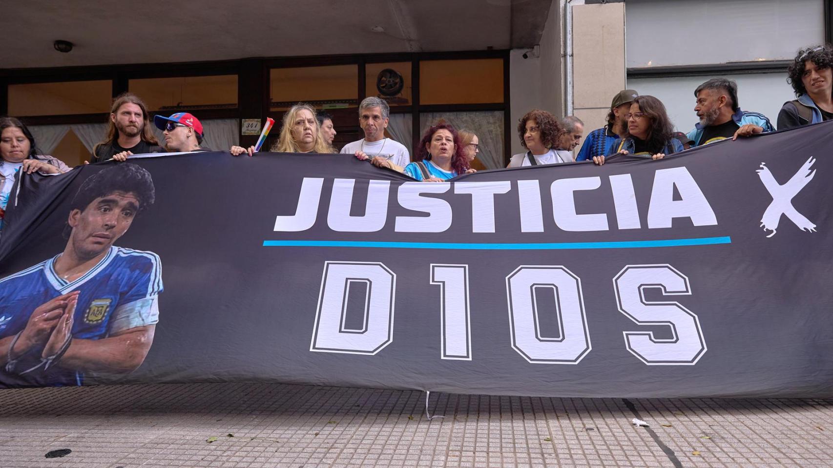 Simpatizantes de Diego Armando Maradona se manifiestan frente al tribunal de San Isidro